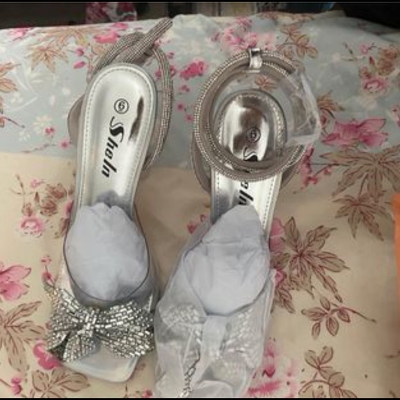 Gray high heels. - Picture 2 of 2